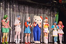 キティちゃんと一緒にステージに並んだ乙女新党。