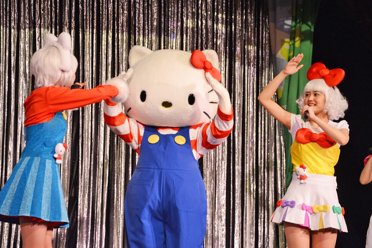 「A」の振り付けができないキティちゃん。