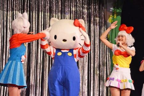 「A」の振り付けができないキティちゃん。