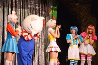 ステージ袖で一生懸命振り付けの練習をしていたことを明かされ照れるキティちゃん（左から2番目）。