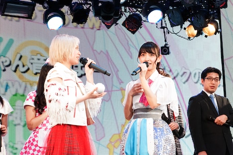 左から林愛夏（ベイビーレイズJAPAN）と外岡えりか（アイドリング!!!）。