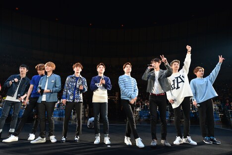 写真左から、レイ、カイ、ベクヒョン、チェン、ディオ、スホ、セフン、チャンヨル、シウミン。