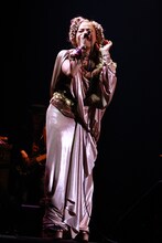 第1部は神秘的な衣装でパフォーマンスを披露したChara。