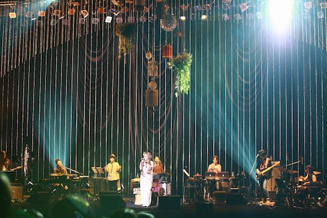 Chara「[Chara Concert 2015 - Secret Garden -]」東京都・中野サンプラザホールの様子。(c)Mari Amita