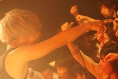 SuG「TOUR 2015『BLACK』」宮城・darwin公演の様子。