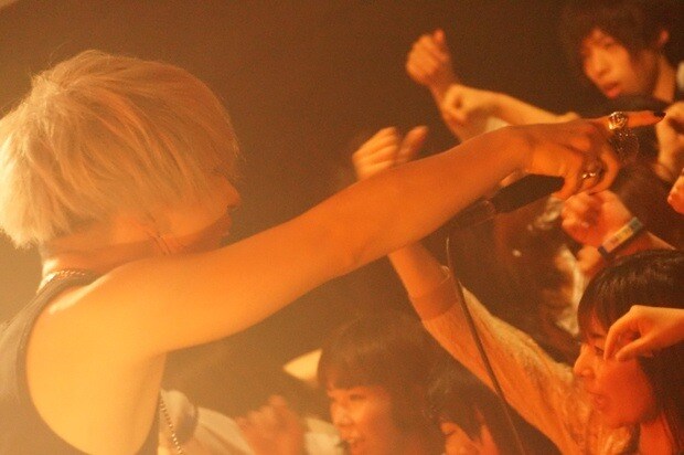 SuG「TOUR 2015『BLACK』」宮城・darwin公演の様子。