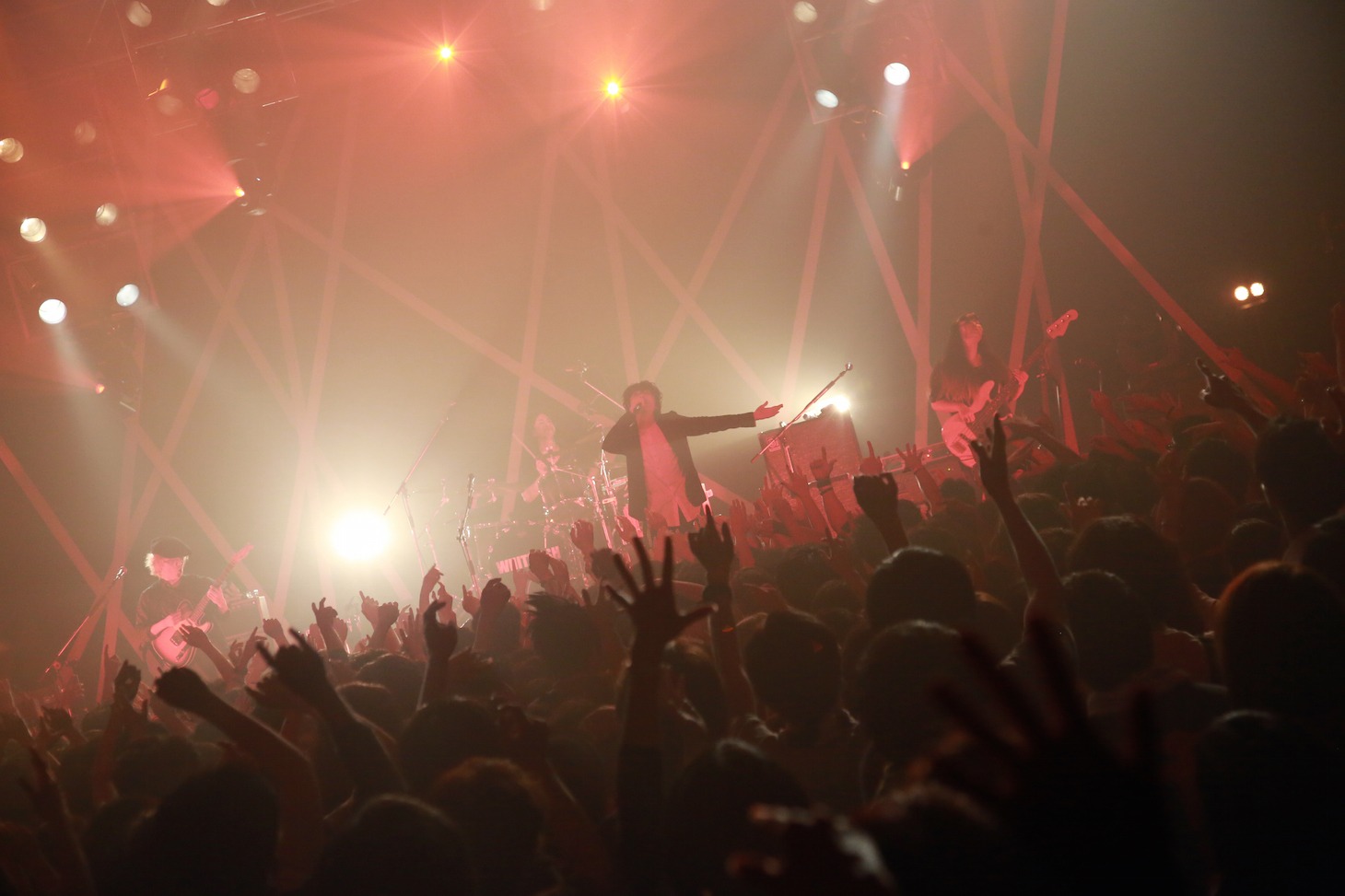 「WHITE ASH One Man Tour 2015 "DARK EXHIBITION”」東京・新木場STUDIO COAST公演の様子。（撮影：柴田恵理）