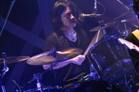 剛（Dr）（撮影：柴田恵理）