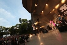 フラワーカンパニーズ「Stayin' Alive」東京・日比谷野外大音楽堂公演の様子。