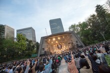 フラワーカンパニーズ「Stayin' Alive」東京・日比谷野外大音楽堂公演の様子。