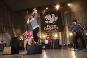 フラワーカンパニーズ「Stayin' Alive」東京・日比谷野外大音楽堂公演の様子。