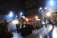 フラワーカンパニーズ「Stayin' Alive」東京・日比谷野外大音楽堂公演の様子。