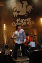 フラワーカンパニーズ「Stayin' Alive」東京・日比谷野外大音楽堂公演の様子。