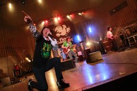 フラワーカンパニーズ「Stayin' Alive」東京・日比谷野外大音楽堂公演の様子。