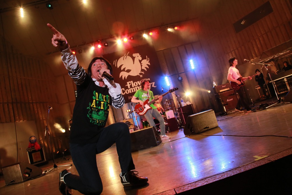 フラワーカンパニーズ「Stayin' Alive」東京・日比谷野外大音楽堂公演の様子。