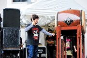 太鼓を叩く清水音泉の田口真丈氏。