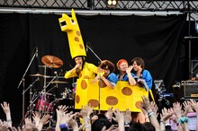 キリンになって登場した四星球。（撮影：河上良）