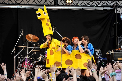 キリンになって登場した四星球。（撮影：河上良）