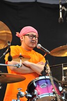 “ビッグダディ”に扮するモリス（Dr / 四星球）。（撮影：河上良）