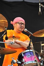 “ビッグダディ”に扮するモリス（Dr / 四星球）。（撮影：河上良）