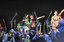 四星球とキュウソネコカミのセッションの様子。（撮影：河上良）