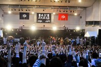 四星球とキュウソネコカミのセッションの様子。（撮影：河上良）