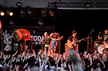 四星球とキュウソネコカミのセッションの様子。（撮影：河上良）