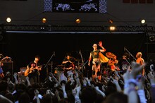 四星球とキュウソネコカミのセッションの様子。（撮影：河上良）