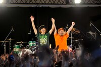 ソゴウタイスケ（Dr / キュウソネコカミ）とモリス（Dr / 四星球）。（撮影：河上良）