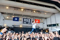 観客の上に立つヤマサキセイヤ（Vo, G / キュウソネコカミ）。（撮影：河上良）