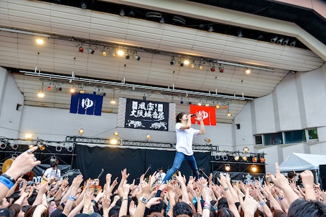 観客の上に立つヤマサキセイヤ（Vo, G / キュウソネコカミ）。（撮影：河上良）