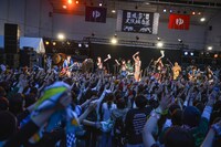 四星球とキュウソネコカミのセッションの様子。（撮影：河上良）