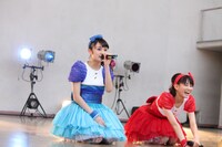 左から咲良菜緒、秋本帆華。