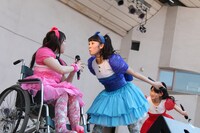 左から安藤ゆず、咲良菜緒、秋本帆華。