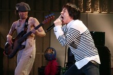 フラワーカンパニーズ「Stayin' Alive」東京・日比谷野外大音楽堂公演の様子。