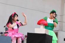 左から安藤ゆず、坂本遥奈。