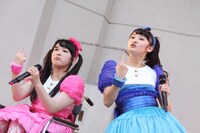 左から安藤ゆず、咲良菜緒。