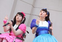 左から安藤ゆず、咲良菜緒。