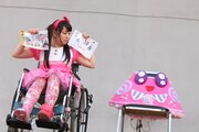 告知する安藤ゆず。