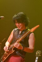 ソロライブを行った田川伸治（G）。