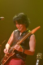 ソロライブを行った田川伸治（G）。