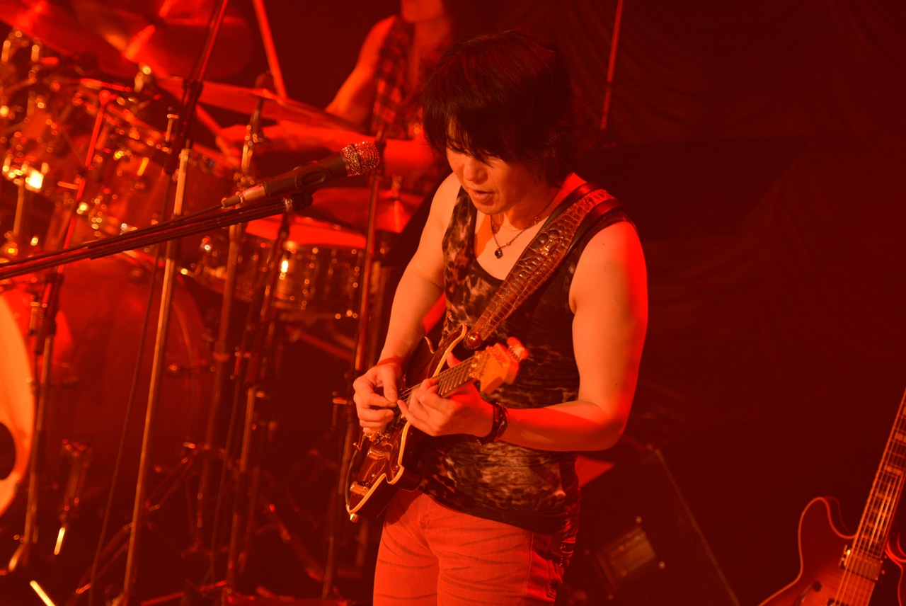 ソロライブを行った田川伸治（G）。
