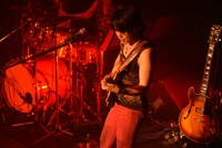 ソロライブを行った田川伸治（G）。