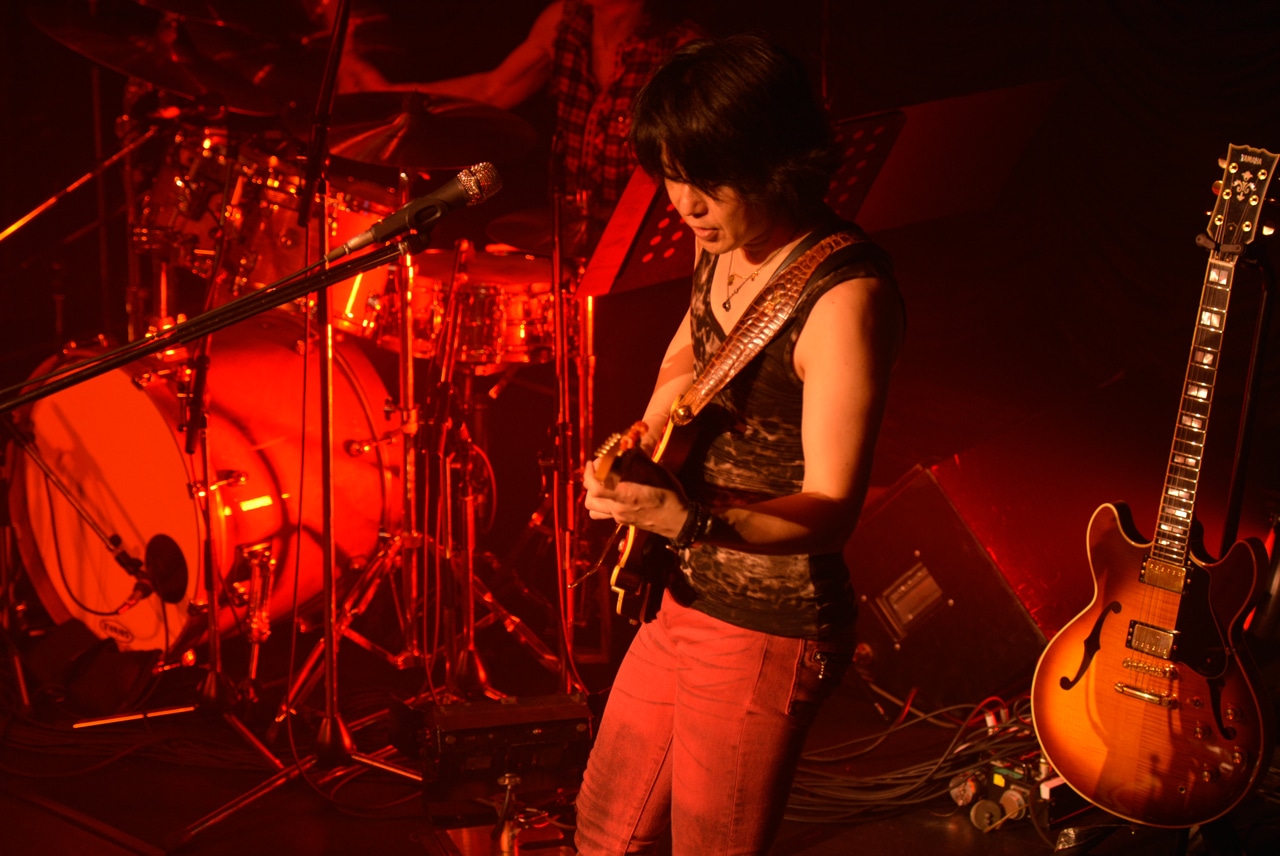 ソロライブを行った田川伸治（G）。