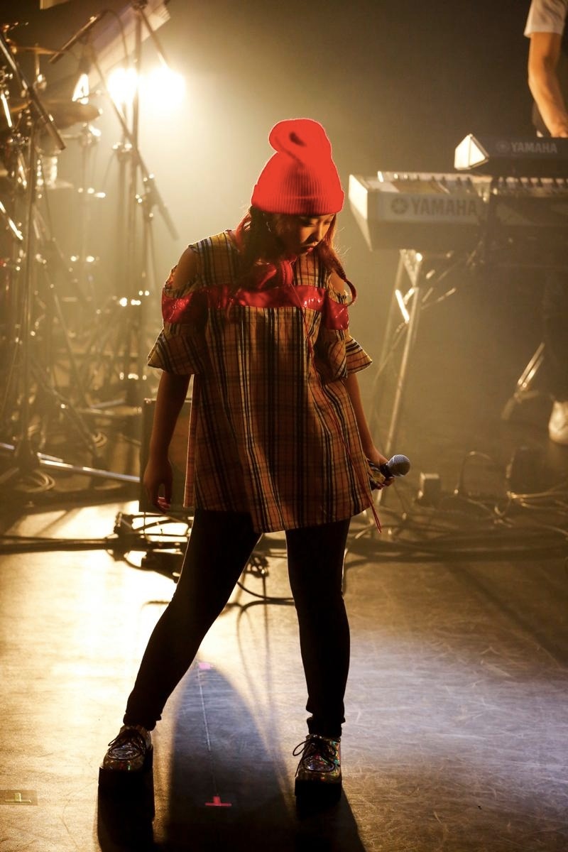Little Glee Monster「リトグリ1stライブツアー～東名阪でハイ、ピース!!～」TSUTAYA O-EAST公演での麻珠。（Photo by hajime kamiiisaka）