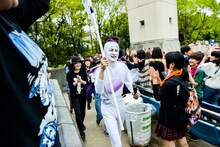 客を引き連れて場内を回る北島康雄（Vo / 四星球）。（撮影：河上良）