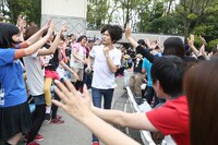 客席通路を走るヤマサキセイヤ（Vo, G / キュウソネコカミ）。（Photo by Viola Kam（V'z Twinkle Photography））