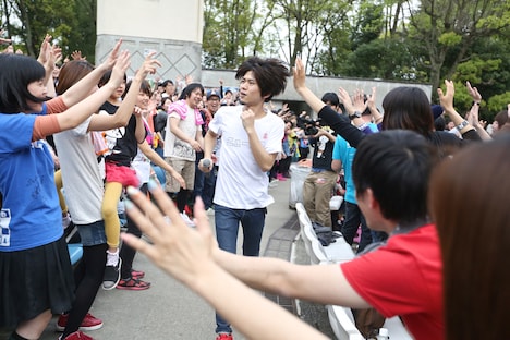 客席通路を走るヤマサキセイヤ（Vo, G / キュウソネコカミ）。（Photo by Viola Kam（V'z Twinkle Photography））