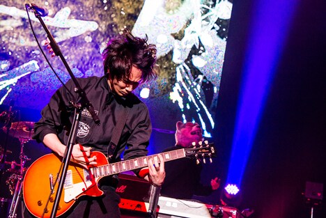 アンコールでギターを弾く、シークレットゲストの綾野剛。