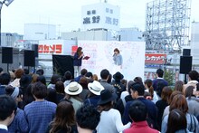 MACO「『LOVE』配信リリース記念ペアルックイベント」の様子。